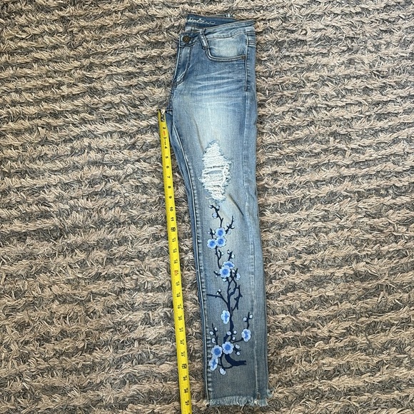 💠Trendy Jeans with Embroidery Flower Design💠 - Picture 8 of 9